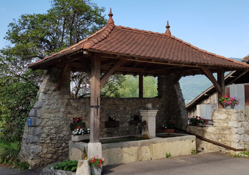 Fontaines fleuries à Saint Vincent de Mercuze