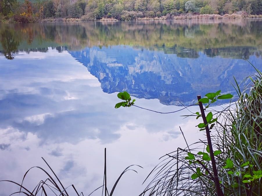 🎨🌲Lac de Sainte-Hélène : flânerie, splendides paysages de montagne, reflets dans l’eau, photo et croquis pour tous les amoureux de beauté au naturel